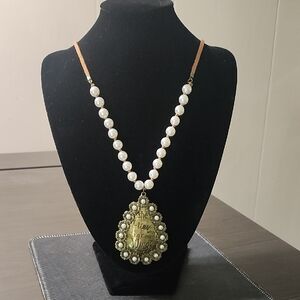 Elegant Pearl and Gold Pendant Necklace
